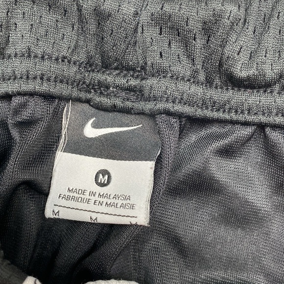 Nike athletic men’s shorts - size medium. Mesh material outer layer - Picture 4 of 6